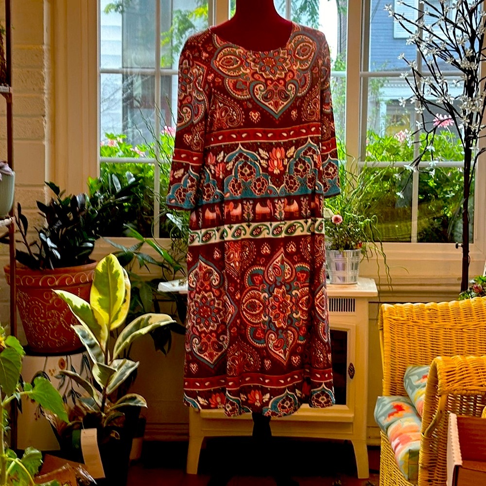 Size XLvery cool printed dress with 3/4 length sleeves.  Worn one time
